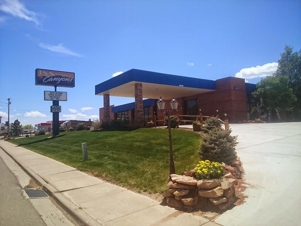 Inn At The Canyons Монтичело Екстериор снимка